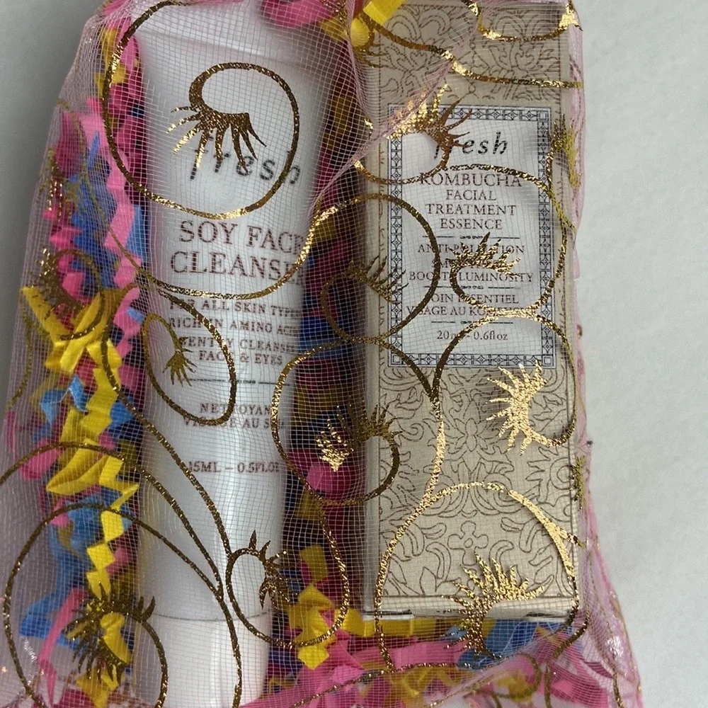 Gift bag FRESH Soy Face Cleanser & Kombucha Facial Treatment Essence travel size